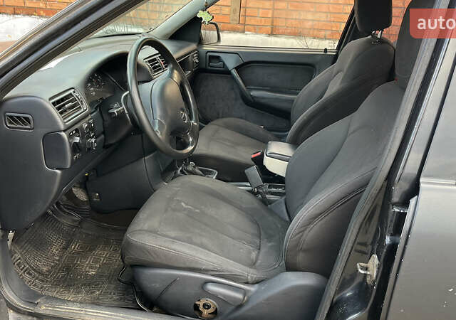 Черный Опель Вектра, объемом двигателя 1.8 л и пробегом 374 тыс. км за 1300 $, фото 5 на Automoto.ua