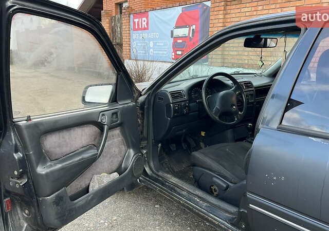 Черный Опель Вектра, объемом двигателя 1.8 л и пробегом 374 тыс. км за 1300 $, фото 6 на Automoto.ua