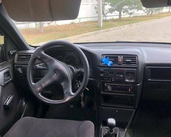 Черный Опель Вектра, объемом двигателя 1.8 л и пробегом 240 тыс. км за 1450 $, фото 4 на Automoto.ua