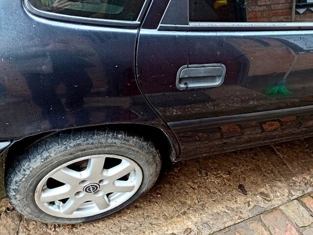 Черный Опель Вектра, объемом двигателя 1.6 л и пробегом 0 тыс. км за 1600 $, фото 5 на Automoto.ua