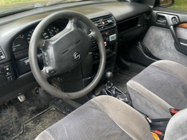 Черный Опель Вектра, объемом двигателя 2 л и пробегом 350 тыс. км за 1200 $, фото 3 на Automoto.ua