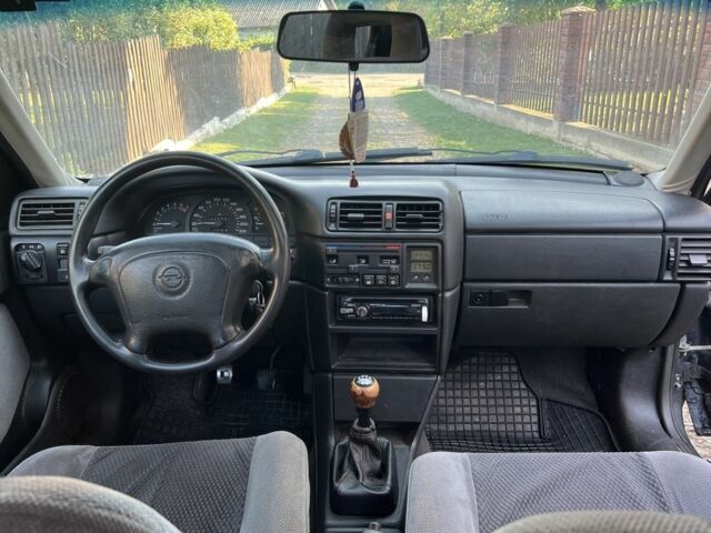 Черный Опель Вектра, объемом двигателя 2 л и пробегом 423 тыс. км за 1650 $, фото 6 на Automoto.ua