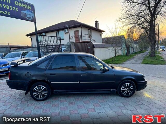 Черный Опель Вектра, объемом двигателя 1.8 л и пробегом 300 тыс. км за 1150 $, фото 3 на Automoto.ua