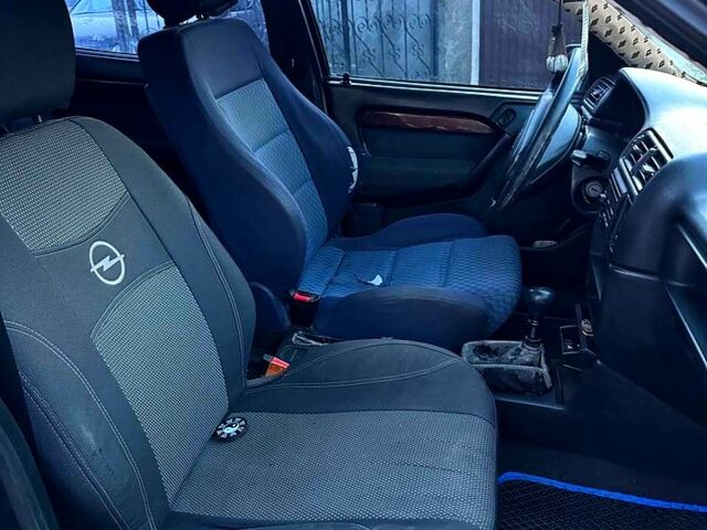 Черный Опель Вектра, объемом двигателя 1.8 л и пробегом 300 тыс. км за 1150 $, фото 12 на Automoto.ua