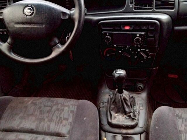 Черный Опель Вектра, объемом двигателя 1.8 л и пробегом 200 тыс. км за 1000 $, фото 1 на Automoto.ua