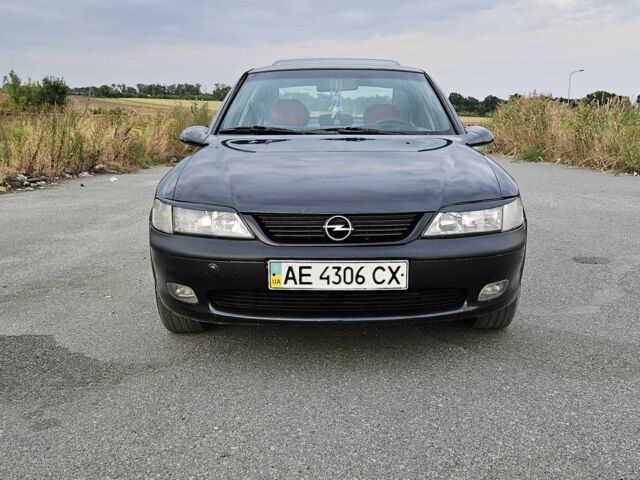 Черный Опель Вектра, объемом двигателя 1.8 л и пробегом 377 тыс. км за 1500 $, фото 3 на Automoto.ua
