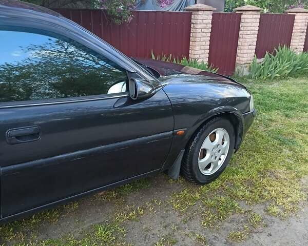 Черный Опель Вектра, объемом двигателя 1.8 л и пробегом 300 тыс. км за 2600 $, фото 6 на Automoto.ua