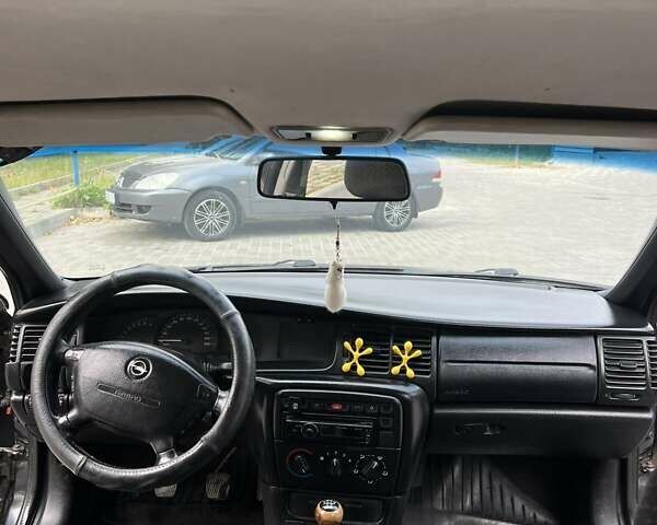 Чорний Опель Вектра, об'ємом двигуна 1.6 л та пробігом 200 тис. км за 1900 $, фото 11 на Automoto.ua
