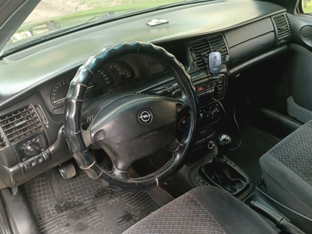 Черный Опель Вектра, объемом двигателя 1.8 л и пробегом 380 тыс. км за 1400 $, фото 3 на Automoto.ua