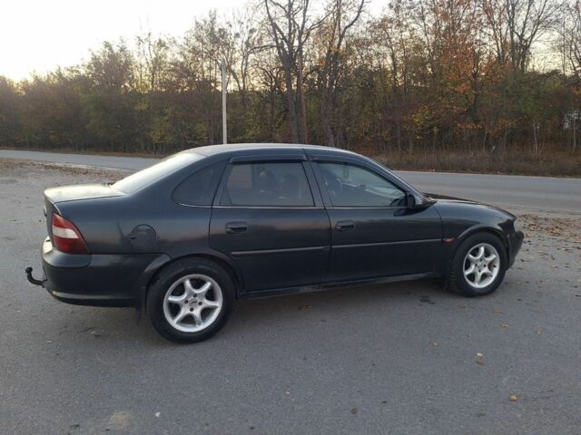 Черный Опель Вектра, объемом двигателя 1.8 л и пробегом 340 тыс. км за 2650 $, фото 6 на Automoto.ua