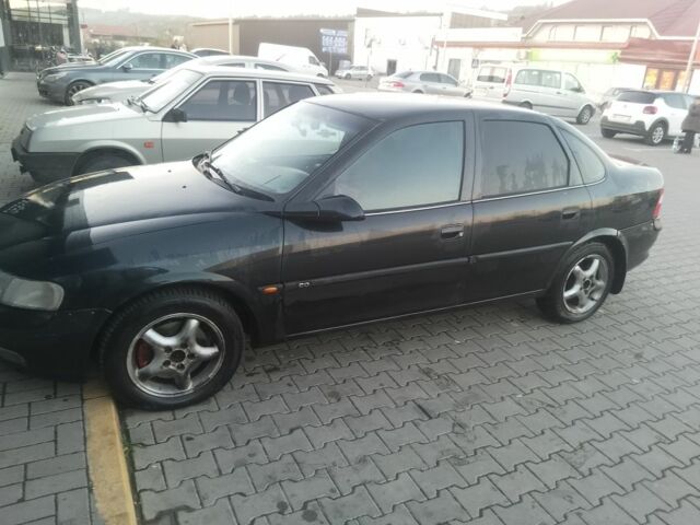 Черный Опель Вектра, объемом двигателя 2 л и пробегом 275 тыс. км за 2000 $, фото 2 на Automoto.ua