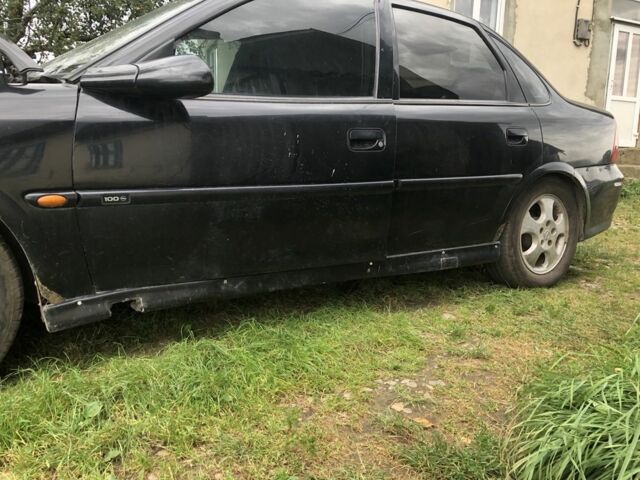 Черный Опель Вектра, объемом двигателя 1.6 л и пробегом 280 тыс. км за 800 $, фото 2 на Automoto.ua