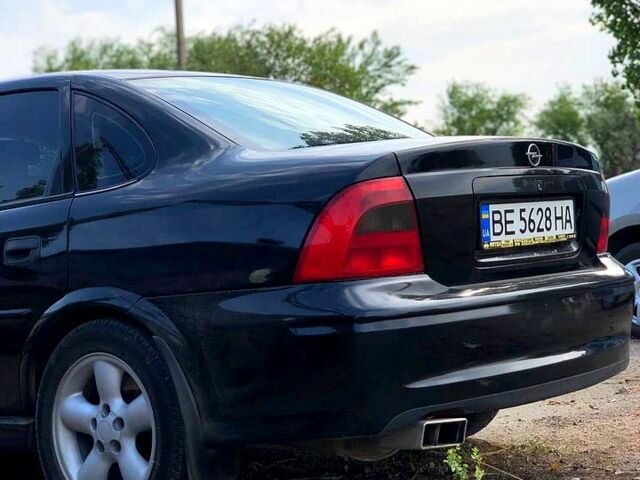 Черный Опель Вектра, объемом двигателя 1.6 л и пробегом 260 тыс. км за 3500 $, фото 1 на Automoto.ua