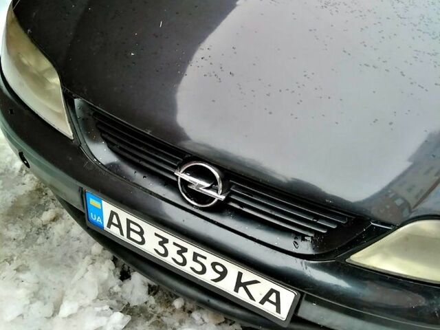Черный Опель Вектра, объемом двигателя 1.8 л и пробегом 340 тыс. км за 2000 $, фото 1 на Automoto.ua