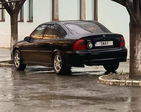 Черный Опель Вектра, объемом двигателя 1.8 л и пробегом 337 тыс. км за 2500 $, фото 1 на Automoto.ua