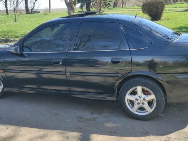 Черный Опель Вектра, объемом двигателя 1.8 л и пробегом 184 тыс. км за 4200 $, фото 3 на Automoto.ua