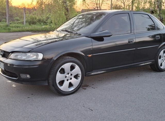 Черный Опель Вектра, объемом двигателя 1.8 л и пробегом 290 тыс. км за 3700 $, фото 2 на Automoto.ua