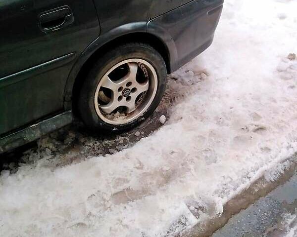 Чорний Опель Вектра, об'ємом двигуна 1.8 л та пробігом 340 тис. км за 2000 $, фото 4 на Automoto.ua