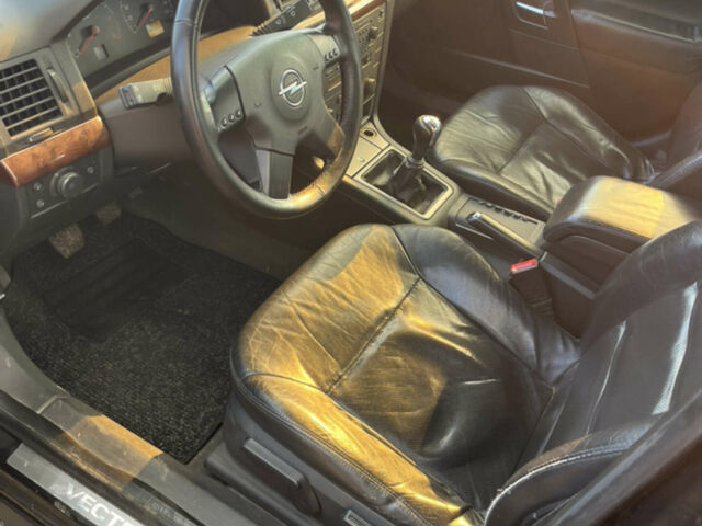 Черный Опель Вектра, объемом двигателя 2.2 л и пробегом 370 тыс. км за 3100 $, фото 5 на Automoto.ua