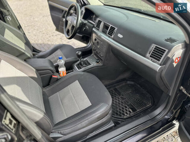 Черный Опель Вектра, объемом двигателя 1.8 л и пробегом 320 тыс. км за 2999 $, фото 25 на Automoto.ua