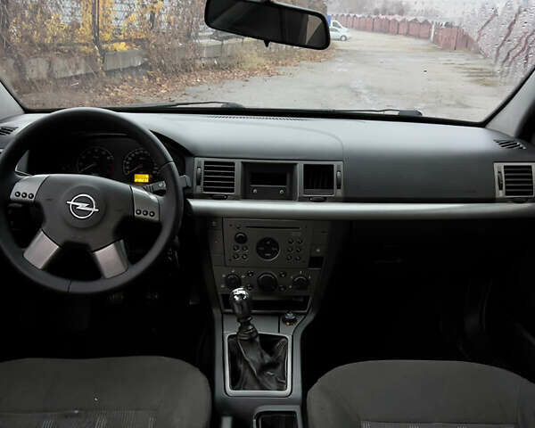 Черный Опель Вектра, объемом двигателя 2.2 л и пробегом 240 тыс. км за 3600 $, фото 6 на Automoto.ua
