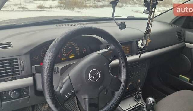 Чорний Опель Вектра, об'ємом двигуна 2 л та пробігом 369 тис. км за 1999 $, фото 5 на Automoto.ua