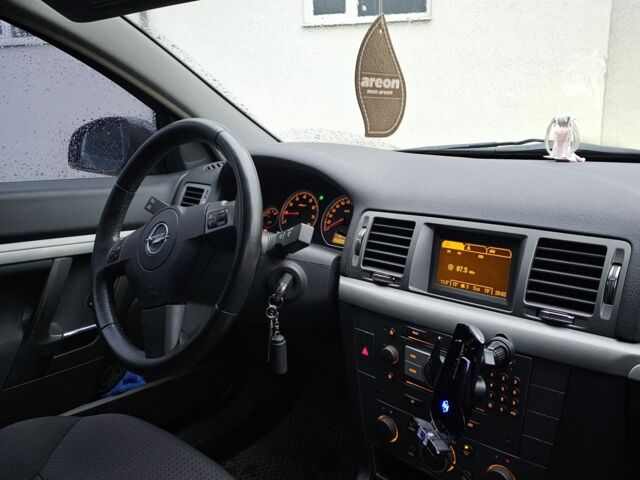 Черный Опель Вектра, объемом двигателя 1.8 л и пробегом 268 тыс. км за 6300 $, фото 5 на Automoto.ua