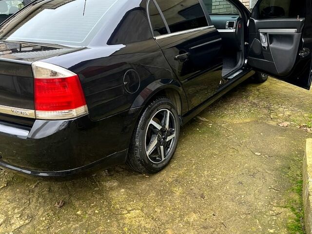 Черный Опель Вектра, объемом двигателя 1.8 л и пробегом 320 тыс. км за 5300 $, фото 7 на Automoto.ua