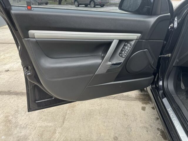 Черный Опель Вектра, объемом двигателя 2.2 л и пробегом 250 тыс. км за 5990 $, фото 12 на Automoto.ua