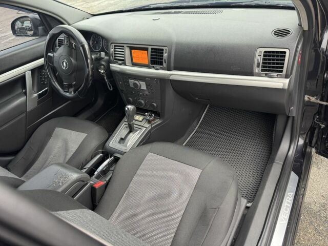 Черный Опель Вектра, объемом двигателя 2.2 л и пробегом 250 тыс. км за 5990 $, фото 4 на Automoto.ua