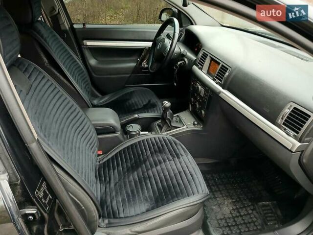 Черный Опель Вектра, объемом двигателя 2.2 л и пробегом 251 тыс. км за 4600 $, фото 2 на Automoto.ua