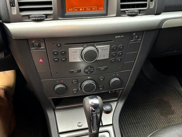 Черный Опель Вектра, объемом двигателя 2.2 л и пробегом 33 тыс. км за 8000 $, фото 9 на Automoto.ua