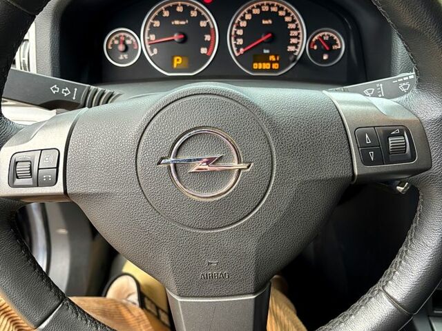 Черный Опель Вектра, объемом двигателя 2.2 л и пробегом 33 тыс. км за 8000 $, фото 6 на Automoto.ua