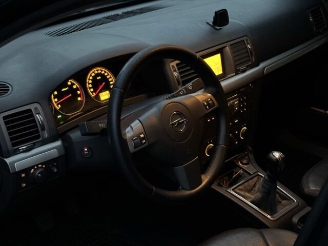 Черный Опель Вектра, объемом двигателя 2.5 л и пробегом 150 тыс. км за 7000 $, фото 7 на Automoto.ua