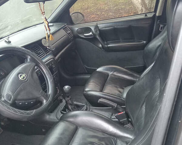 Черный Опель Вектра, объемом двигателя 2 л и пробегом 300 тыс. км за 3300 $, фото 5 на Automoto.ua