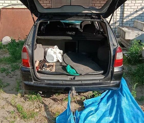 Черный Опель Вектра, объемом двигателя 1.8 л и пробегом 275 тыс. км за 1200 $, фото 5 на Automoto.ua