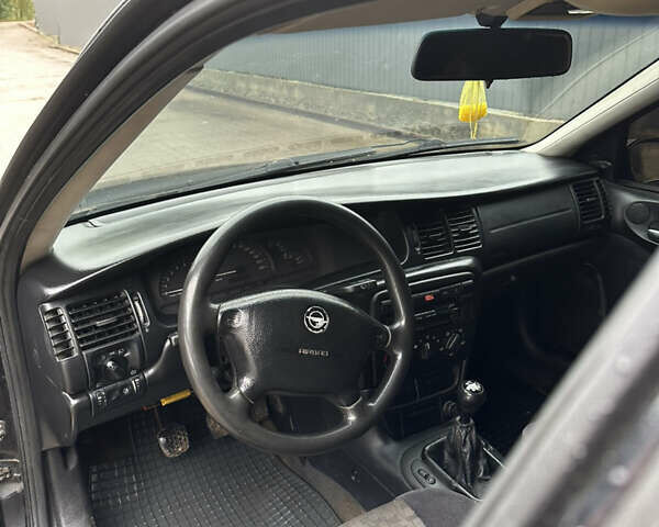 Черный Опель Вектра, объемом двигателя 2 л и пробегом 300 тыс. км за 1000 $, фото 6 на Automoto.ua