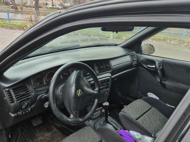 Черный Опель Вектра, объемом двигателя 1.8 л и пробегом 300 тыс. км за 1500 $, фото 4 на Automoto.ua