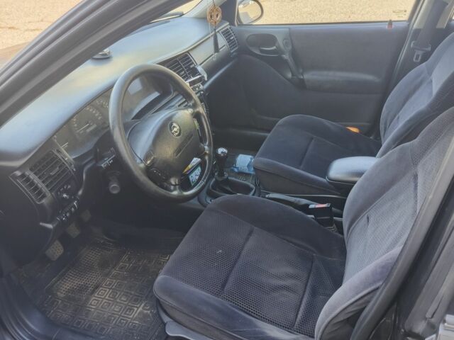 Черный Опель Вектра, объемом двигателя 1.6 л и пробегом 290 тыс. км за 2900 $, фото 4 на Automoto.ua