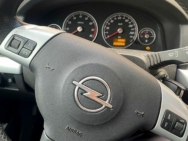 Черный Опель Вектра, объемом двигателя 2 л и пробегом 270 тыс. км за 3699 $, фото 4 на Automoto.ua