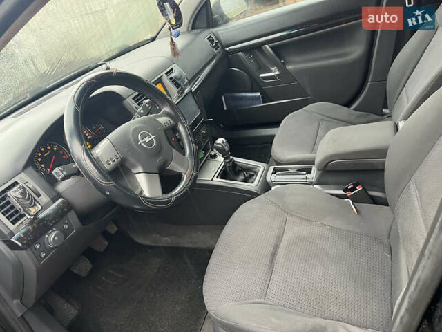 Черный Опель Вектра, объемом двигателя 2.2 л и пробегом 303 тыс. км за 3925 $, фото 5 на Automoto.ua