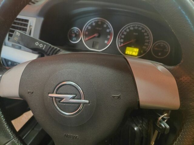 Черный Опель Вектра, объемом двигателя 2.2 л и пробегом 253 тыс. км за 3700 $, фото 5 на Automoto.ua