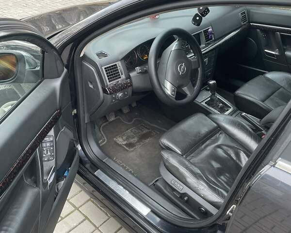 Черный Опель Вектра, объемом двигателя 1.9 л и пробегом 280 тыс. км за 4000 $, фото 4 на Automoto.ua