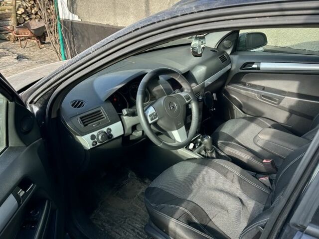 Черный Опель Вектра, объемом двигателя 1.7 л и пробегом 300 тыс. км за 1700 $, фото 4 на Automoto.ua