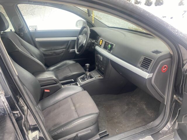 Черный Опель Вектра, объемом двигателя 1.9 л и пробегом 300 тыс. км за 2700 $, фото 6 на Automoto.ua