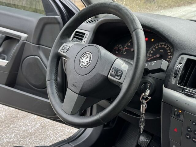 Черный Опель Вектра, объемом двигателя 1.8 л и пробегом 300 тыс. км за 3400 $, фото 13 на Automoto.ua