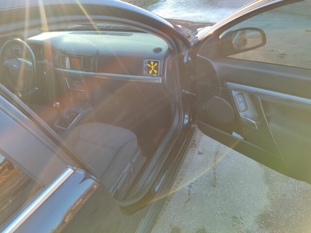 Черный Опель Вектра, объемом двигателя 1.9 л и пробегом 330 тыс. км за 4666 $, фото 10 на Automoto.ua