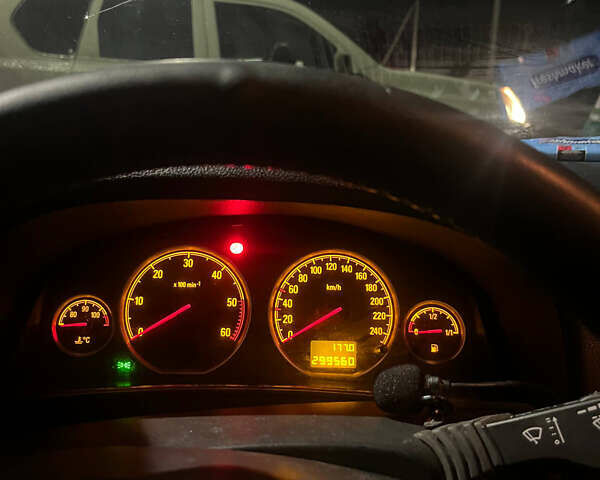 Черный Опель Вектра, объемом двигателя 1.9 л и пробегом 300 тыс. км за 5000 $, фото 2 на Automoto.ua