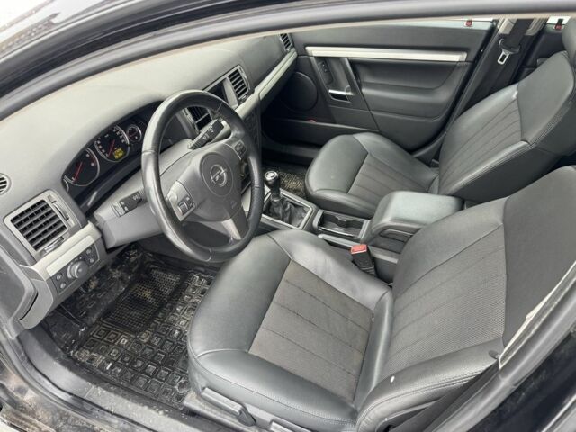 Черный Опель Вектра, объемом двигателя 1.9 л и пробегом 261 тыс. км за 2900 $, фото 4 на Automoto.ua