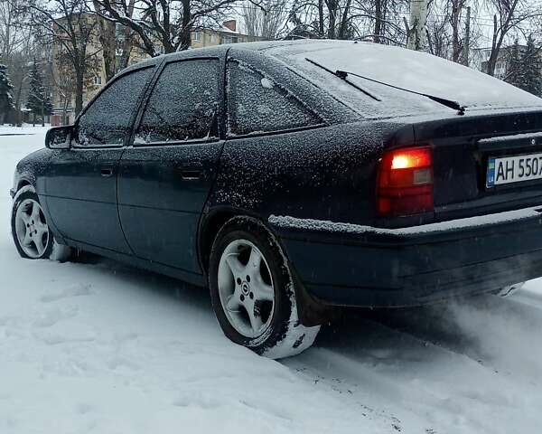 Черный Опель Вектра, объемом двигателя 1.6 л и пробегом 300 тыс. км за 1200 $, фото 6 на Automoto.ua